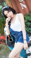 暖阳下，那骑机车的肩带牛仔短裤气质女生，是谁家的姑娘？