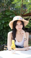 暖阳下，那骑机车的肩带牛仔短裤气质女生，是谁家的姑娘？
