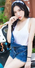 暖阳下，那骑机车的肩带牛仔短裤气质女生，是谁家的姑娘？