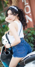 暖阳下，那骑机车的肩带牛仔短裤气质女生，是谁家的姑娘？