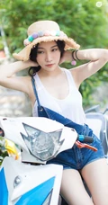 暖阳下，那骑机车的肩带牛仔短裤气质女生，是谁家的姑娘？
