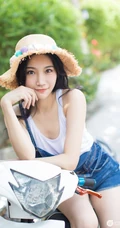 暖阳下，那骑机车的肩带牛仔短裤气质女生，是谁家的姑娘？