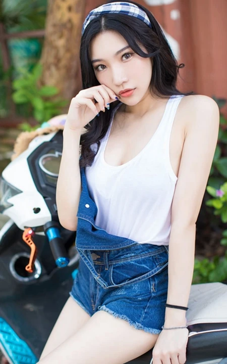 暖阳下，那骑机车的肩带牛仔短裤气质女生，是谁家的姑娘？