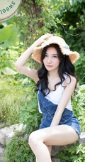 暖阳下，那骑机车的肩带牛仔短裤气质女生，是谁家的姑娘？