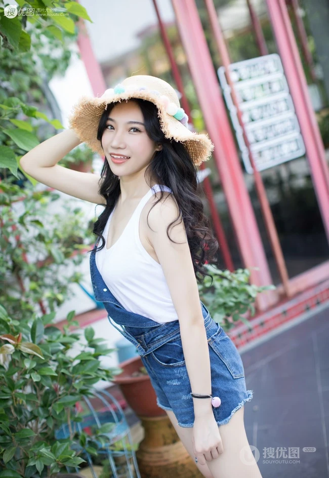 暖阳下，那骑机车的肩带牛仔短裤气质女生，是谁家的姑娘？