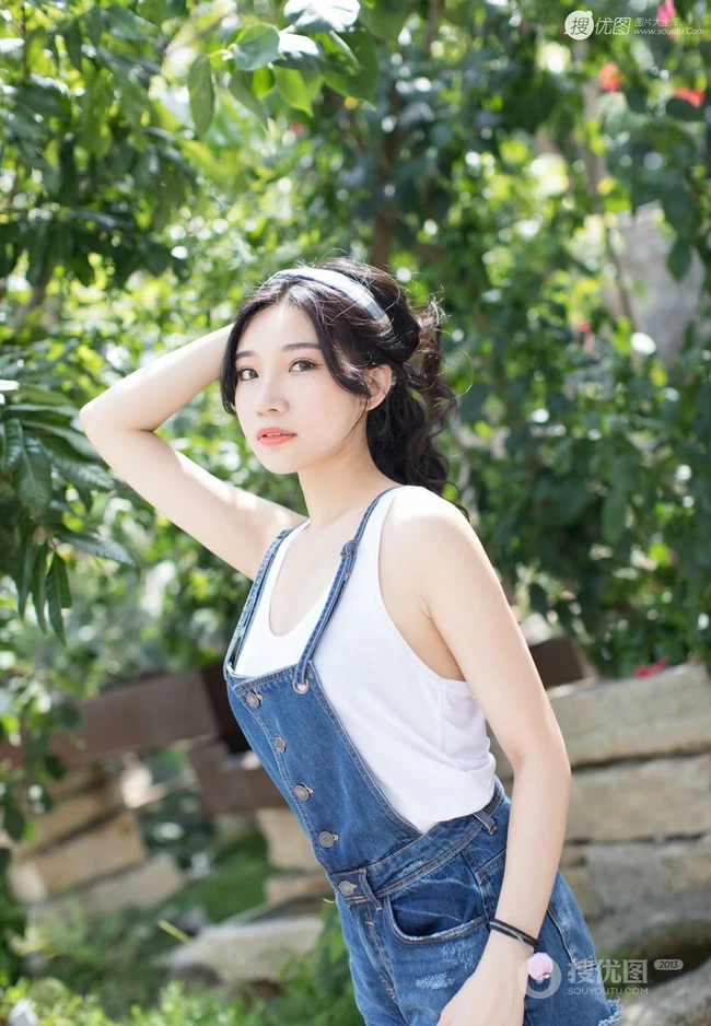 暖阳下，那骑机车的肩带牛仔短裤气质女生，是谁家的姑娘？