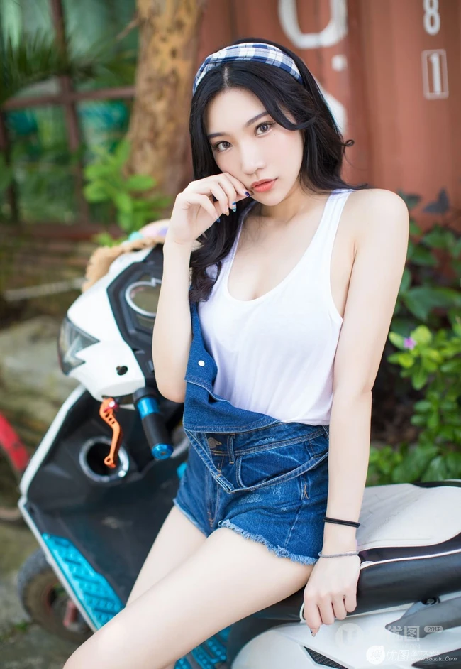 暖阳下，那骑机车的肩带牛仔短裤气质女生，是谁家的姑娘？