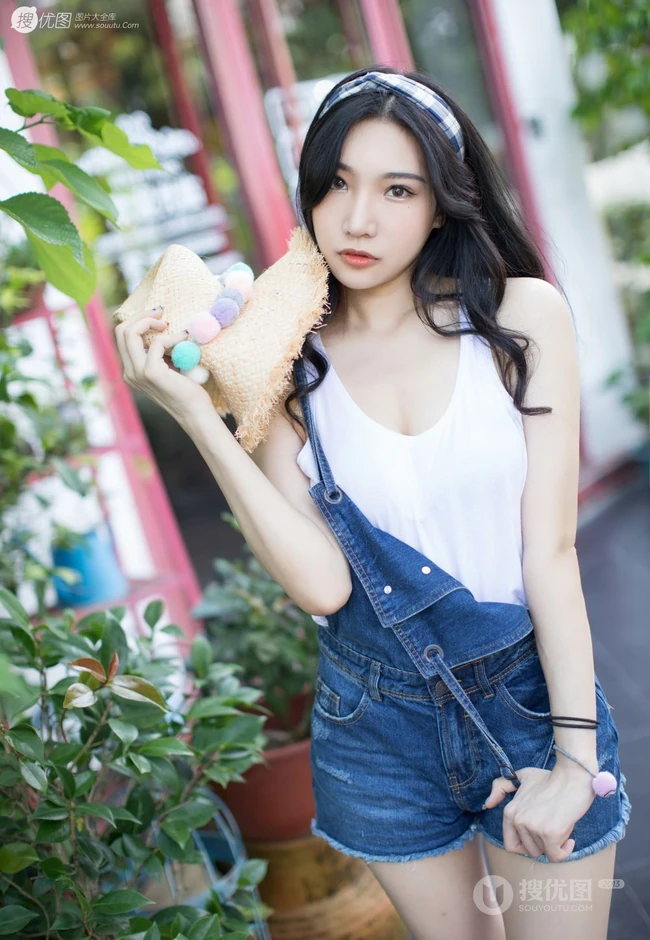 暖阳下，那骑机车的肩带牛仔短裤气质女生，是谁家的姑娘？