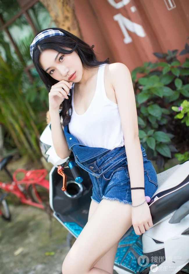 暖阳下，那骑机车的肩带牛仔短裤气质女生，是谁家的姑娘？