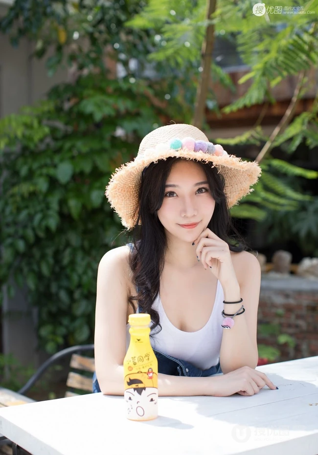 暖阳下，那骑机车的肩带牛仔短裤气质女生，是谁家的姑娘？