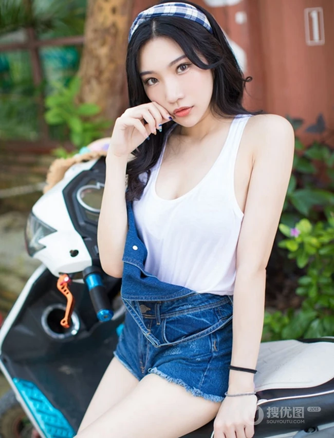 暖阳下，那骑机车的肩带牛仔短裤气质女生，是谁家的姑娘？