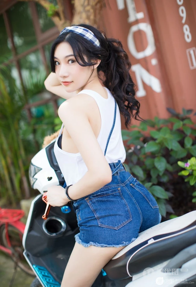 暖阳下，那骑机车的肩带牛仔短裤气质女生，是谁家的姑娘？