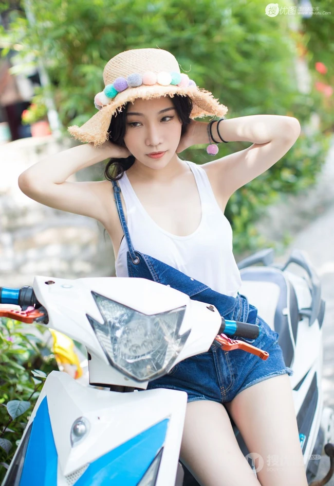 暖阳下，那骑机车的肩带牛仔短裤气质女生，是谁家的姑娘？