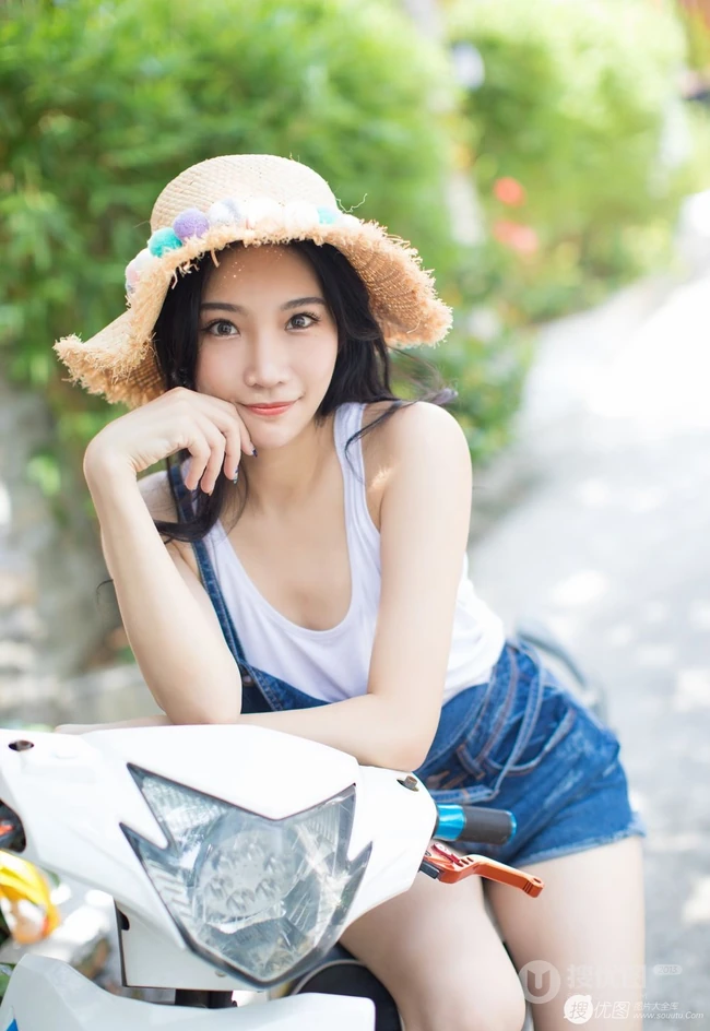 暖阳下，那骑机车的肩带牛仔短裤气质女生，是谁家的姑娘？