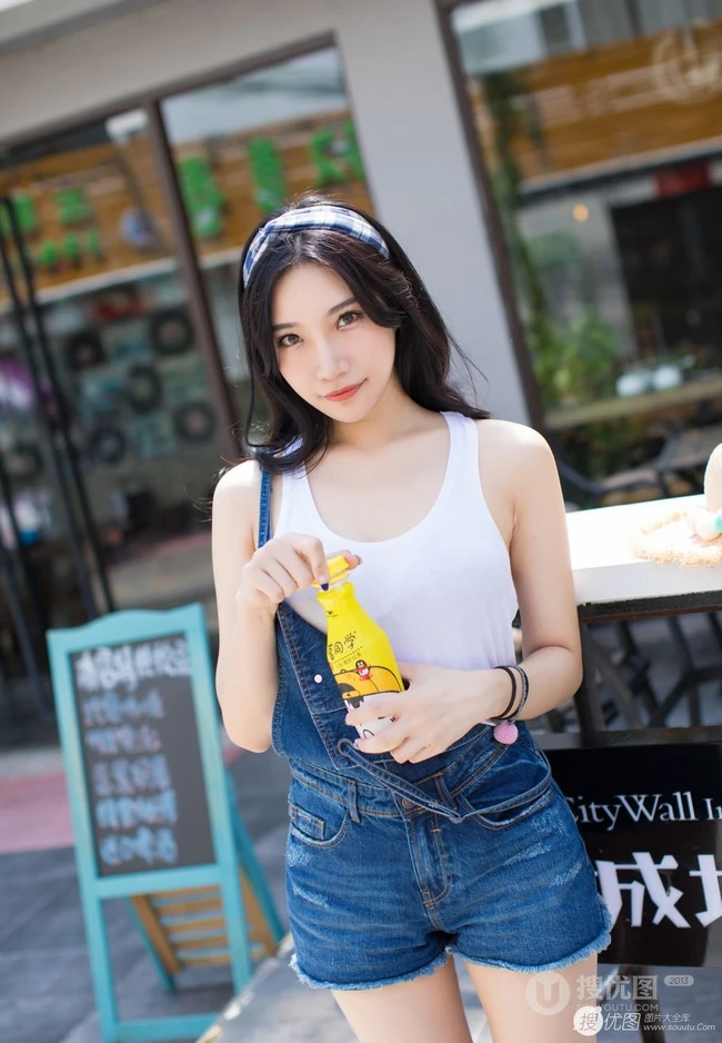 暖阳下，那骑机车的肩带牛仔短裤气质女生，是谁家的姑娘？