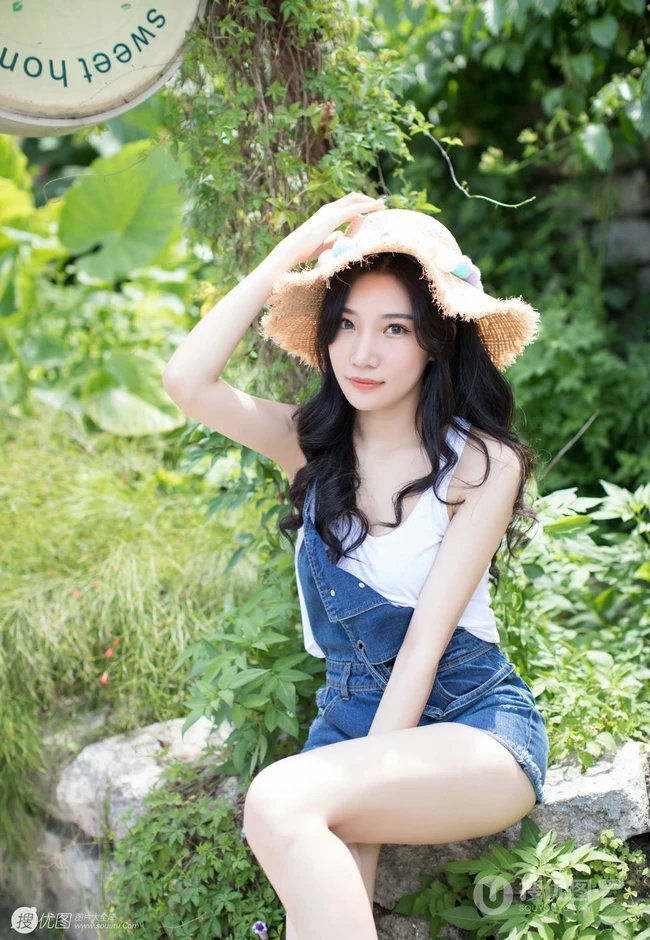 暖阳下，那骑机车的肩带牛仔短裤气质女生，是谁家的姑娘？