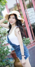 暖阳下，那骑机车的肩带牛仔短裤气质女生，是谁家的姑娘？