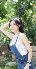 暖阳下，那骑机车的肩带牛仔短裤气质女生，是谁家的姑娘？