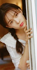 居家灯光下的赵樱子纯美可爱靠着玻璃门后写真图片