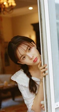 居家灯光下的赵樱子纯美可爱靠着玻璃门后写真图片