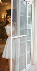 居家灯光下的赵樱子纯美可爱靠着玻璃门后写真图片