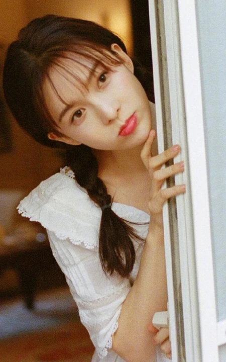 居家灯光下的赵樱子纯美可爱靠着玻璃门后写真图片