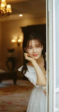 居家灯光下的赵樱子纯美可爱靠着玻璃门后写真图片