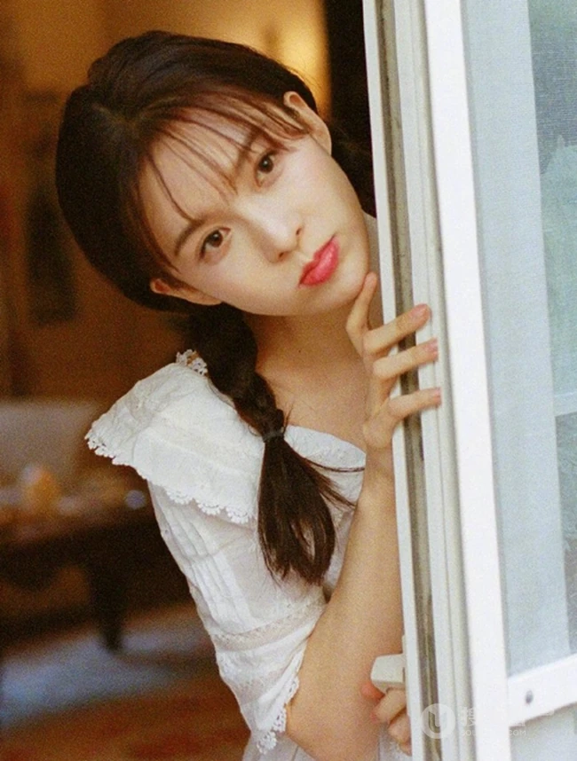 居家灯光下的赵樱子纯美可爱靠着玻璃门后写真图片