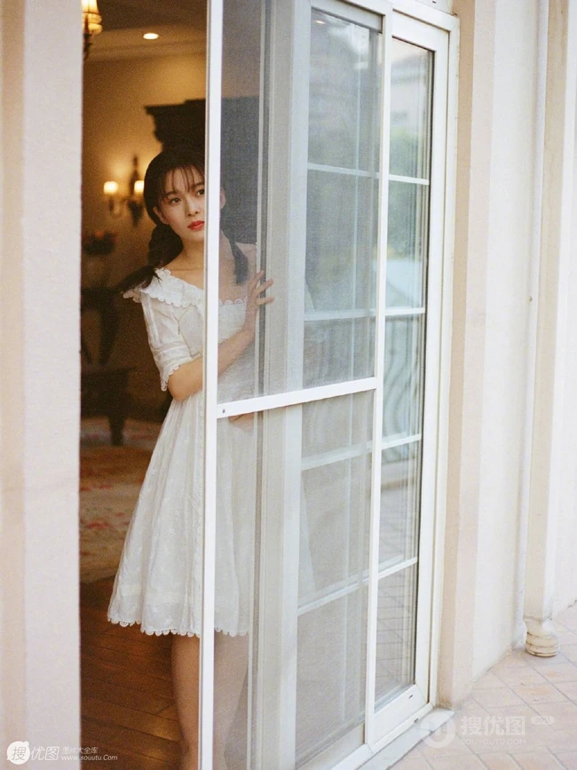 居家灯光下的赵樱子纯美可爱靠着玻璃门后写真图片