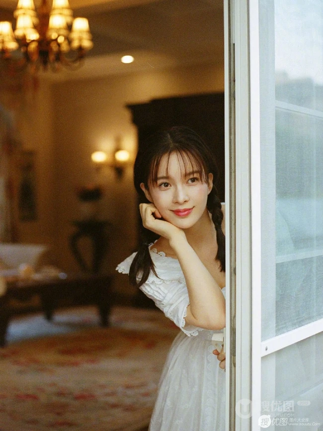 居家灯光下的赵樱子纯美可爱靠着玻璃门后写真图片