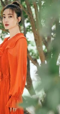 王丽坤丸子头造型搭配红衣树下写真，气质优雅，安静动人
