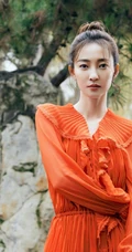 王丽坤丸子头造型搭配红衣树下写真，气质优雅，安静动人