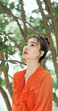 王丽坤丸子头造型搭配红衣树下写真，气质优雅，安静动人