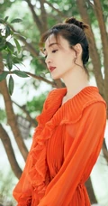 王丽坤丸子头造型搭配红衣树下写真，气质优雅，安静动人