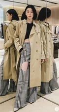 三吉彩花逛服装店试衣写真图片，纤细身材加纤细线条会穿会搭
