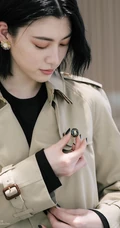 三吉彩花逛服装店试衣写真图片，纤细身材加纤细线条会穿会搭