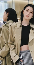 三吉彩花逛服装店试衣写真图片，纤细身材加纤细线条会穿会搭
