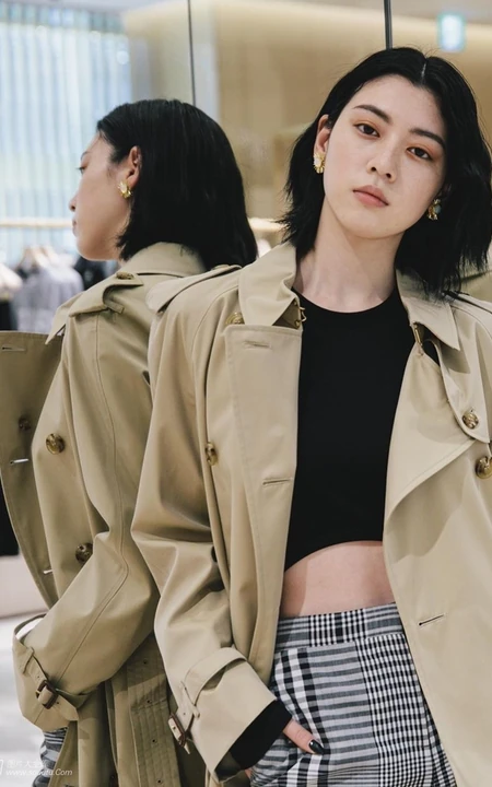三吉彩花逛服装店试衣写真图片，纤细身材加纤细线条会穿会搭