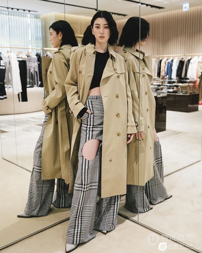 三吉彩花逛服装店试衣写真图片，纤细身材加纤细线条会穿会搭