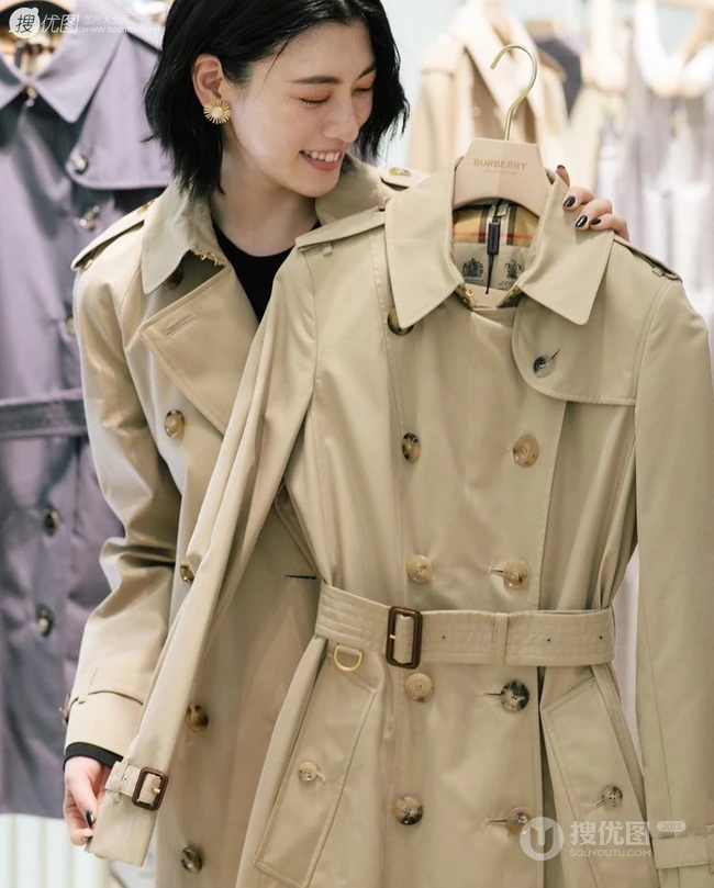 三吉彩花逛服装店试衣写真图片，纤细身材加纤细线条会穿会搭