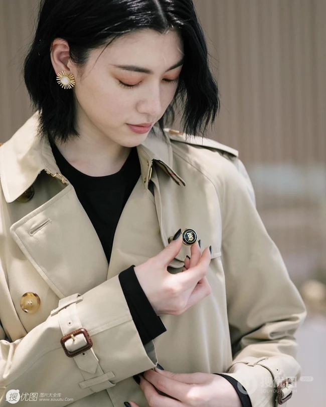 三吉彩花逛服装店试衣写真图片，纤细身材加纤细线条会穿会搭