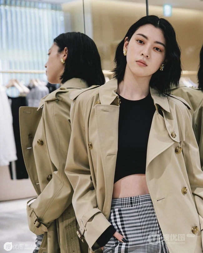三吉彩花逛服装店试衣写真图片，纤细身材加纤细线条会穿会搭