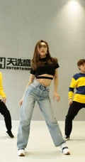 宣璐排练舞蹈气质动感图片，紧身背心牛仔裤，尽显动人纤细线条