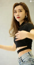 宣璐排练舞蹈气质动感图片，紧身背心牛仔裤，尽显动人纤细线条