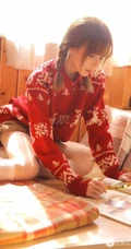 双麻花辫漂亮可爱美萌少女红色印花毛衣短裤甜美室内写真图片