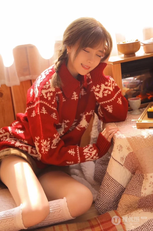 双麻花辫漂亮可爱美萌少女红色印花毛衣短裤甜美室内写真图片