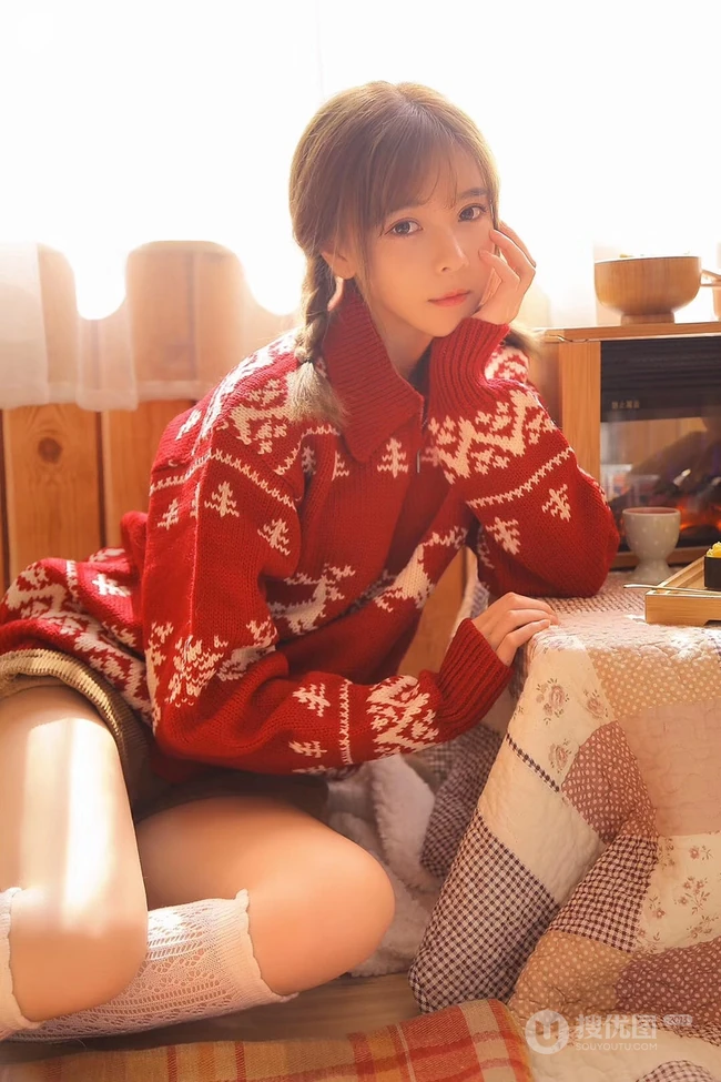 双麻花辫漂亮可爱美萌少女红色印花毛衣短裤甜美室内写真图片