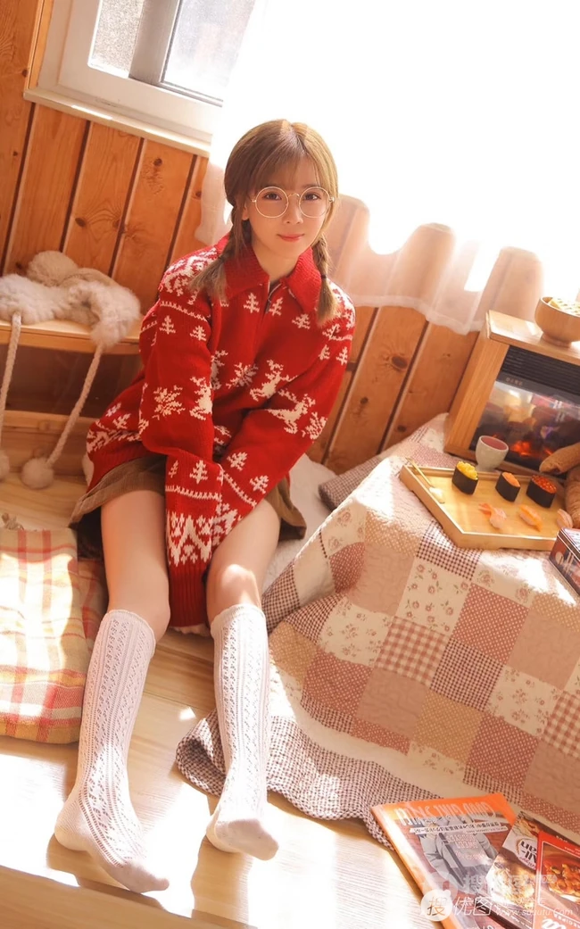 双麻花辫漂亮可爱美萌少女红色印花毛衣短裤甜美室内写真图片