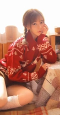 双麻花辫漂亮可爱美萌少女红色印花毛衣短裤甜美室内写真图片