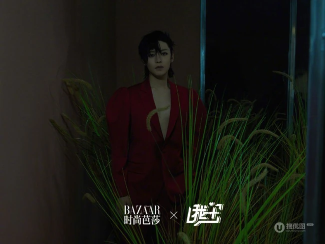 侯明昊与黑猫，梅花鹿同框登《时尚芭莎》杂志帅气魅惑写真图片